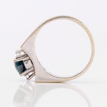 RING, 18K vitguld, diamanter och safir ca 0.80 ct.