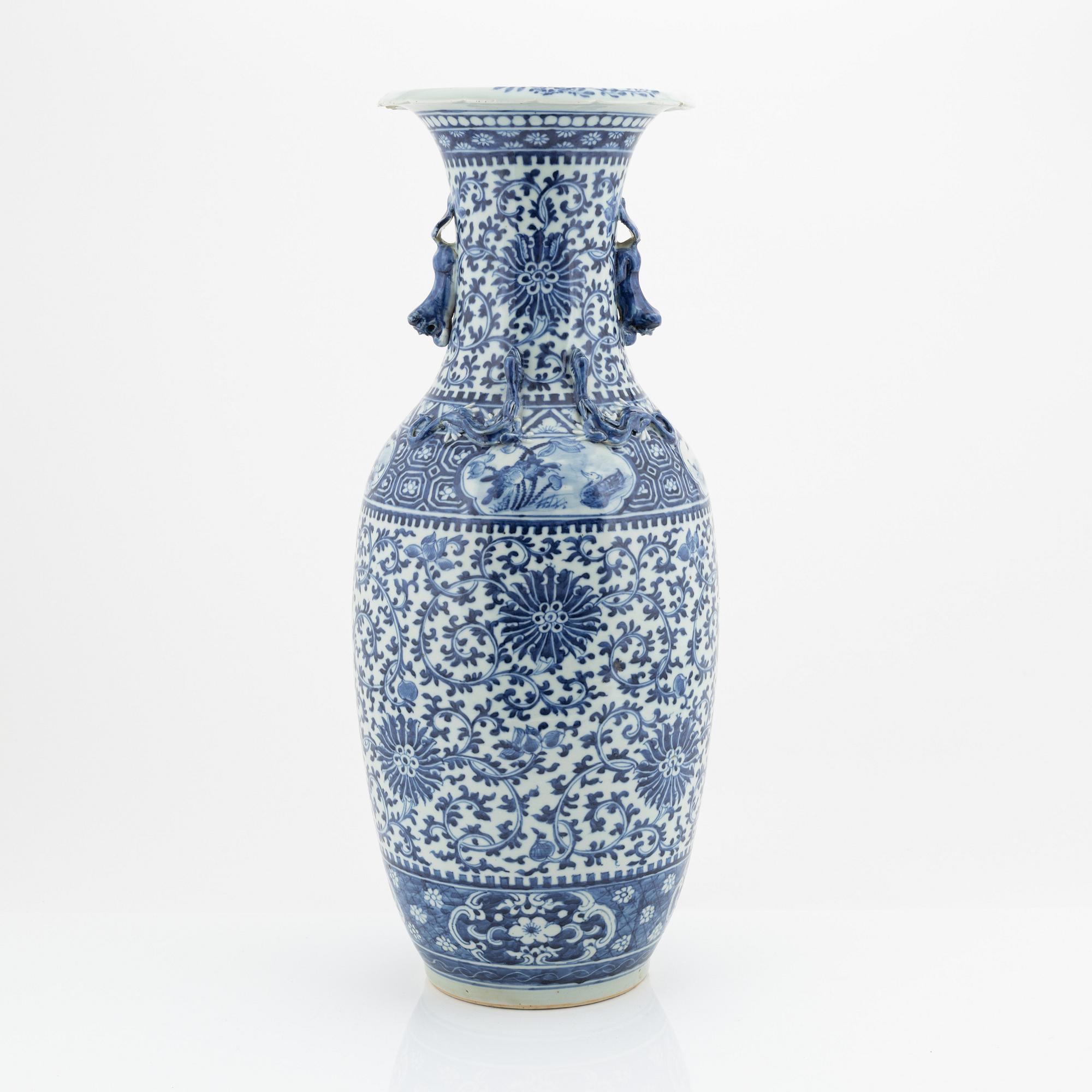 A large Chinese porcelain vase, late Qing Dynasty.