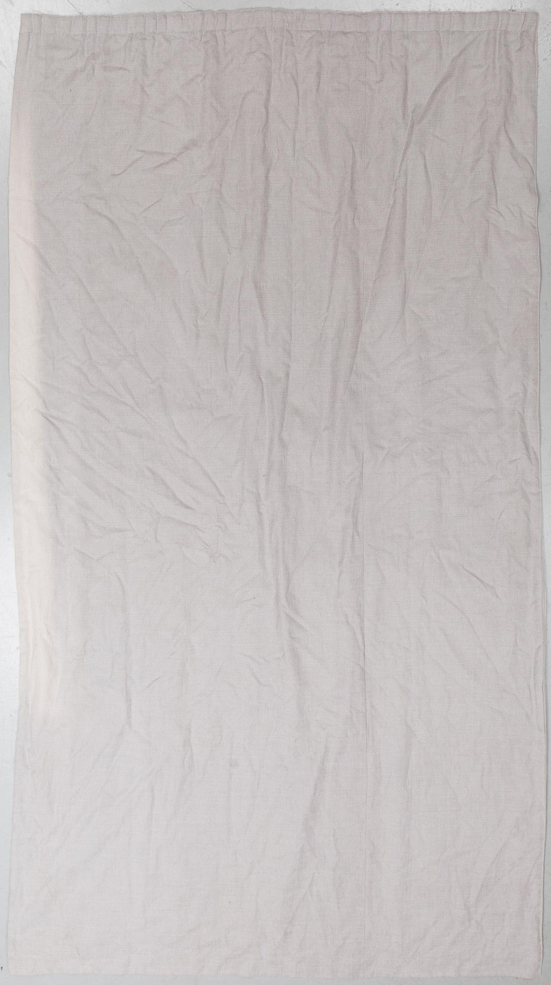 LINNEGARDINER, ett par. 2000-tal. Mått 200x370 cm.
