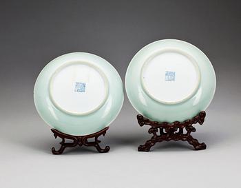 SKÅLFAT, ett par, bär Qianlongs märke, Kina, 1800/1900-tal.