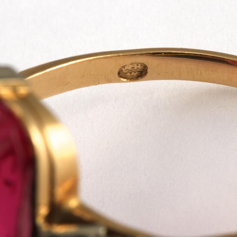 RING, 18k guld med 2 fasettslipade små diamanter samt antikslipad syntetisk rosa safir. Vikt 5 g.