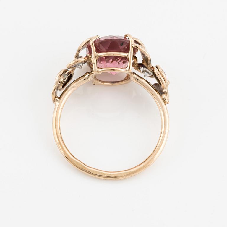 Ring med rosa turmalin och briljantslipade diamanter.