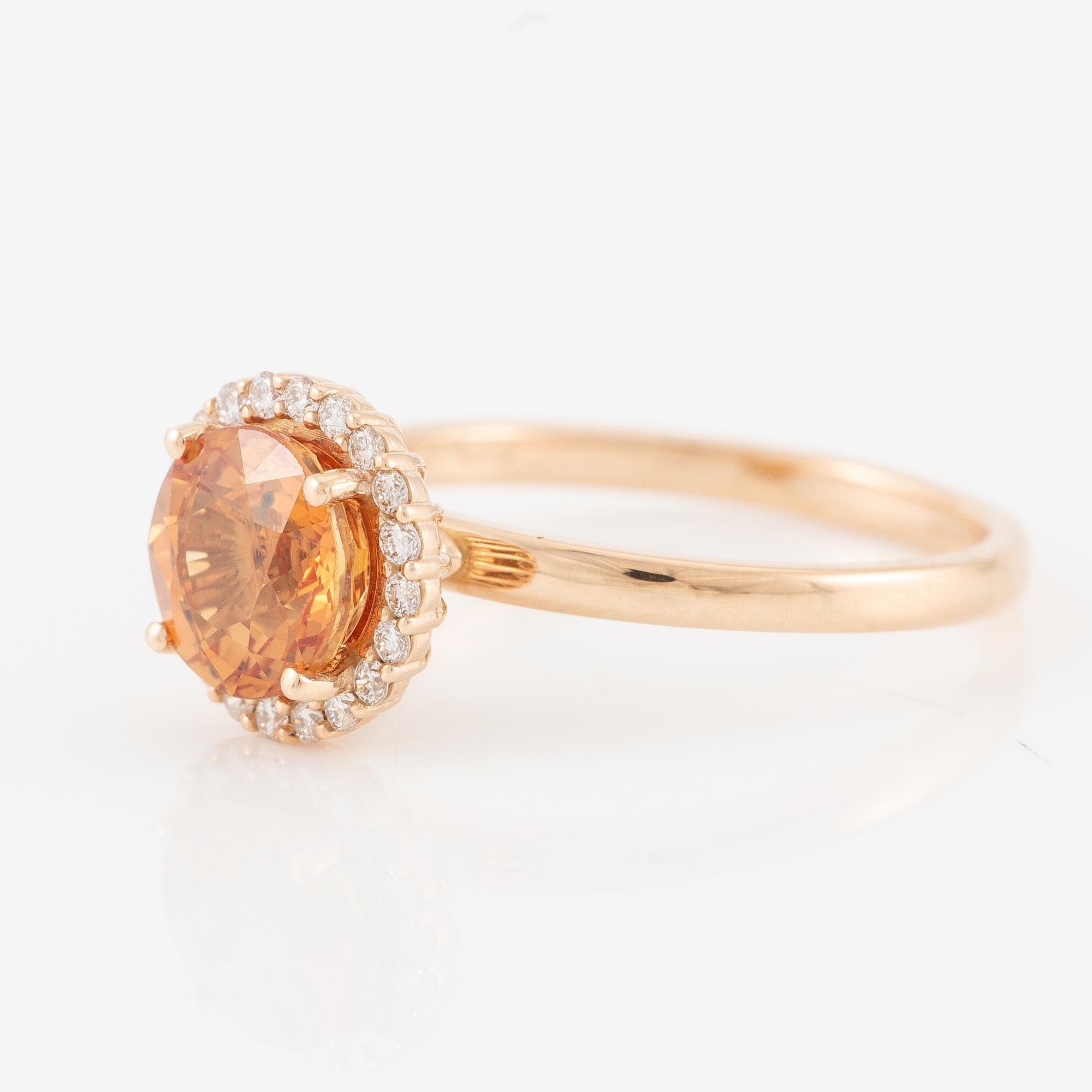 Ring 14K gold with yellow sapphire and brilliant-cut diamonds.
