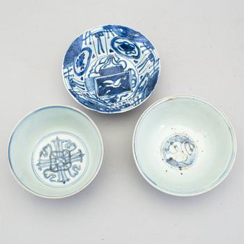 SKÅLAR, 3 st, blåvitt porslin, Kina, Mingdynastin (1368-1644).