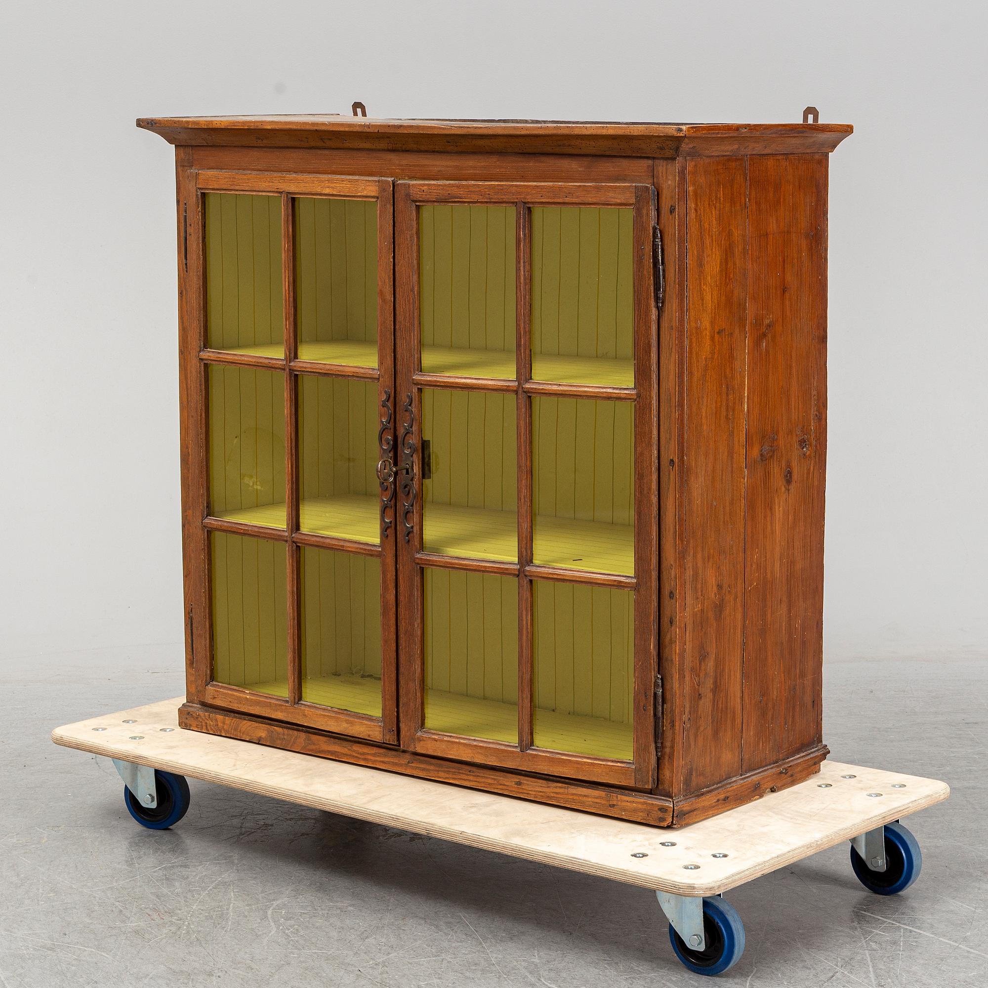 A display cabinet from the first half of the 19th century.