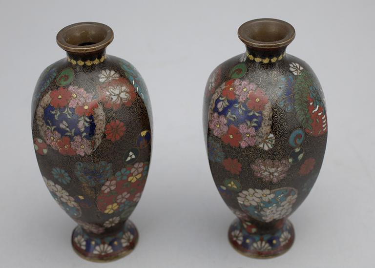 VASER, ett par, cloisonné, Kina, 1900-talets början.
