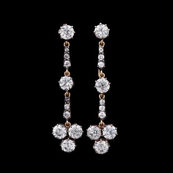 941. A pair of brilliant cut diamond earrings, tot 3.30 cts.