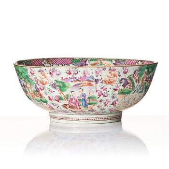 A Chinese Export famille rose 'hunting' bowl, Qing dynasty, Qianlong (1736-95).