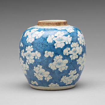 813. A blue and white jar, Qing dynasty, Kangxi (1662-1722).