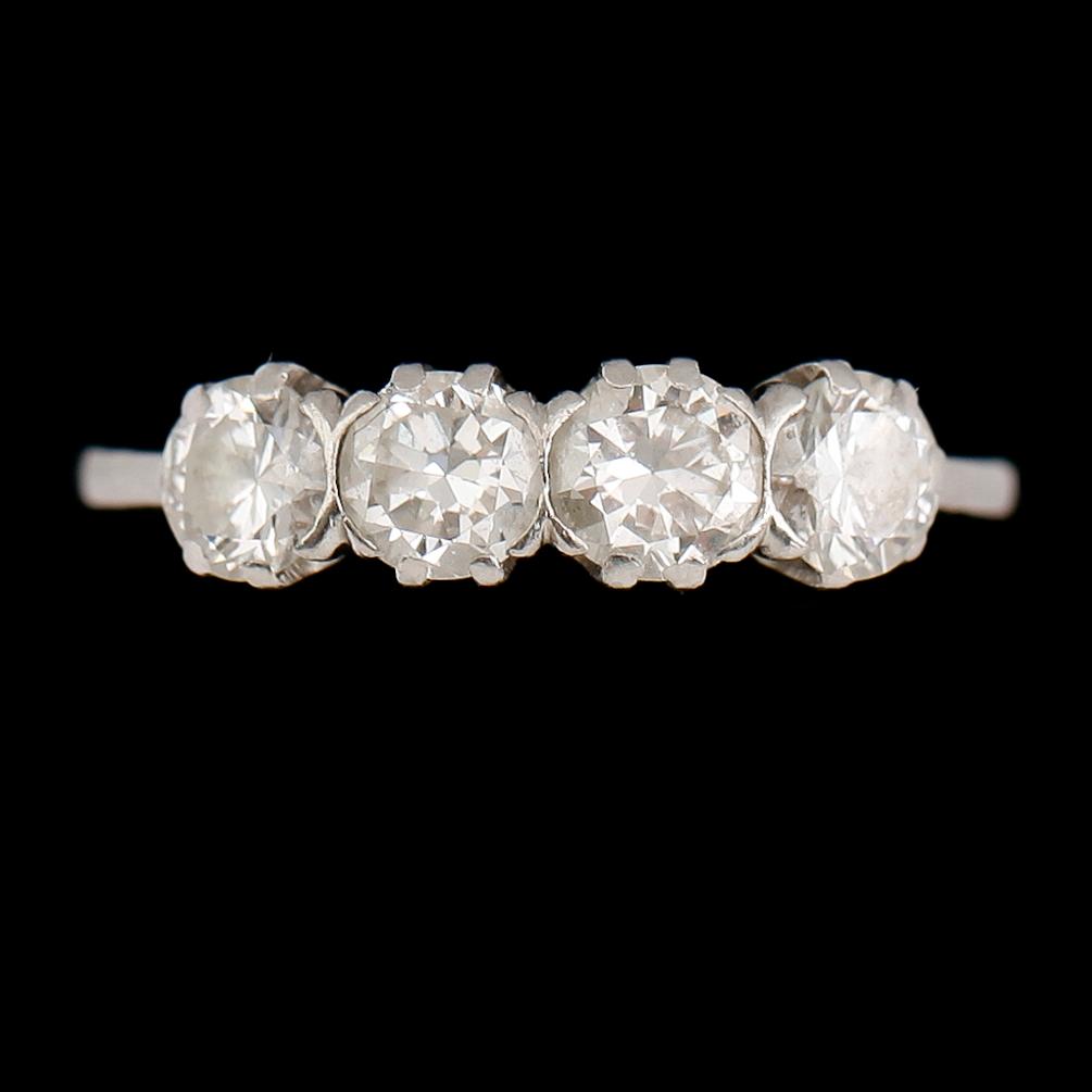 RING, 18 k vitguld, 1946, med 4 briljantslipade diamanter, 1.13 ct enligt gravyr. Total vikt ca 3 gram.