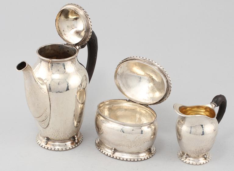 KAFFESERVIS, 3 delar, silver, C.G. Hallberg, Stockholm, 1919. Vikt 1225 g.