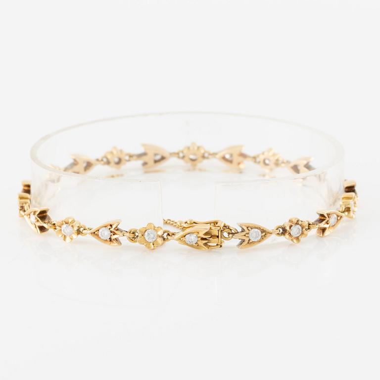 Bracelet 18K gold with round brilliant-cut diamonds.
