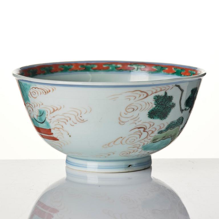 A set of two famille verte bowls and a dish, Qing dynasty, early Kangxi (1662-1722).