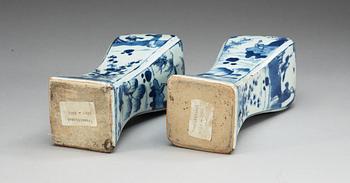 A pair of blue and white transitional vases, 17th Century.