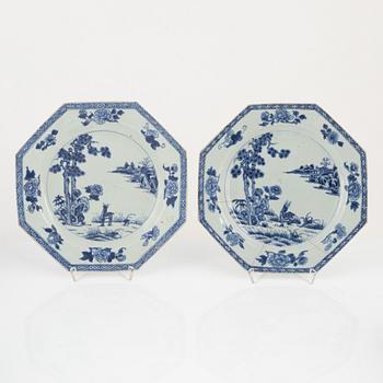 Four blue and white porcelain plates, a tureen and a covered dish, China, Qingdynasty, 18th-19th century.