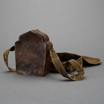 GADU/TALISMANHÅLLARE, koppar samt vitmetall, Tibet, 1900-tal.