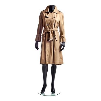 ROHDI HEINTZ, trenchcoat.