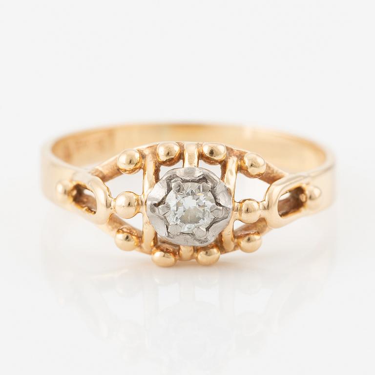 Ring in 18K gold set with a round brilliant-cut diamond.