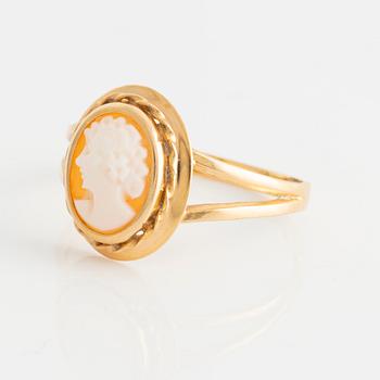 Pendant and ring, gold with shell cameo.