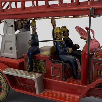 A tinplate Tipp & Co fire truck, Germany, ca 1930.