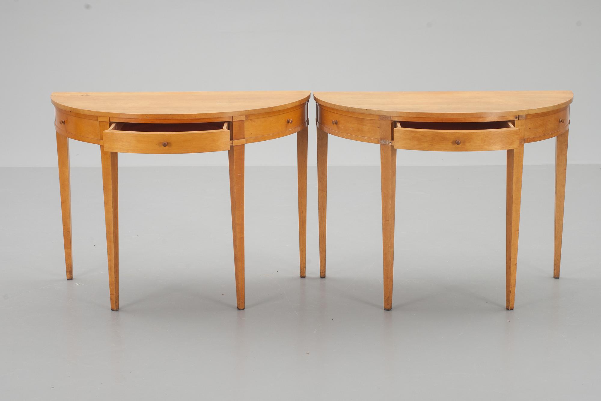 BORD, ett par, halvmåne. Signerade och daterade 1920.