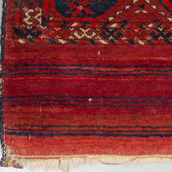 A carpet, an antique Tekke main carpet, ca 287-293,5 x 207-219,5 cm (as well as 1 cm flat weave at the ends).