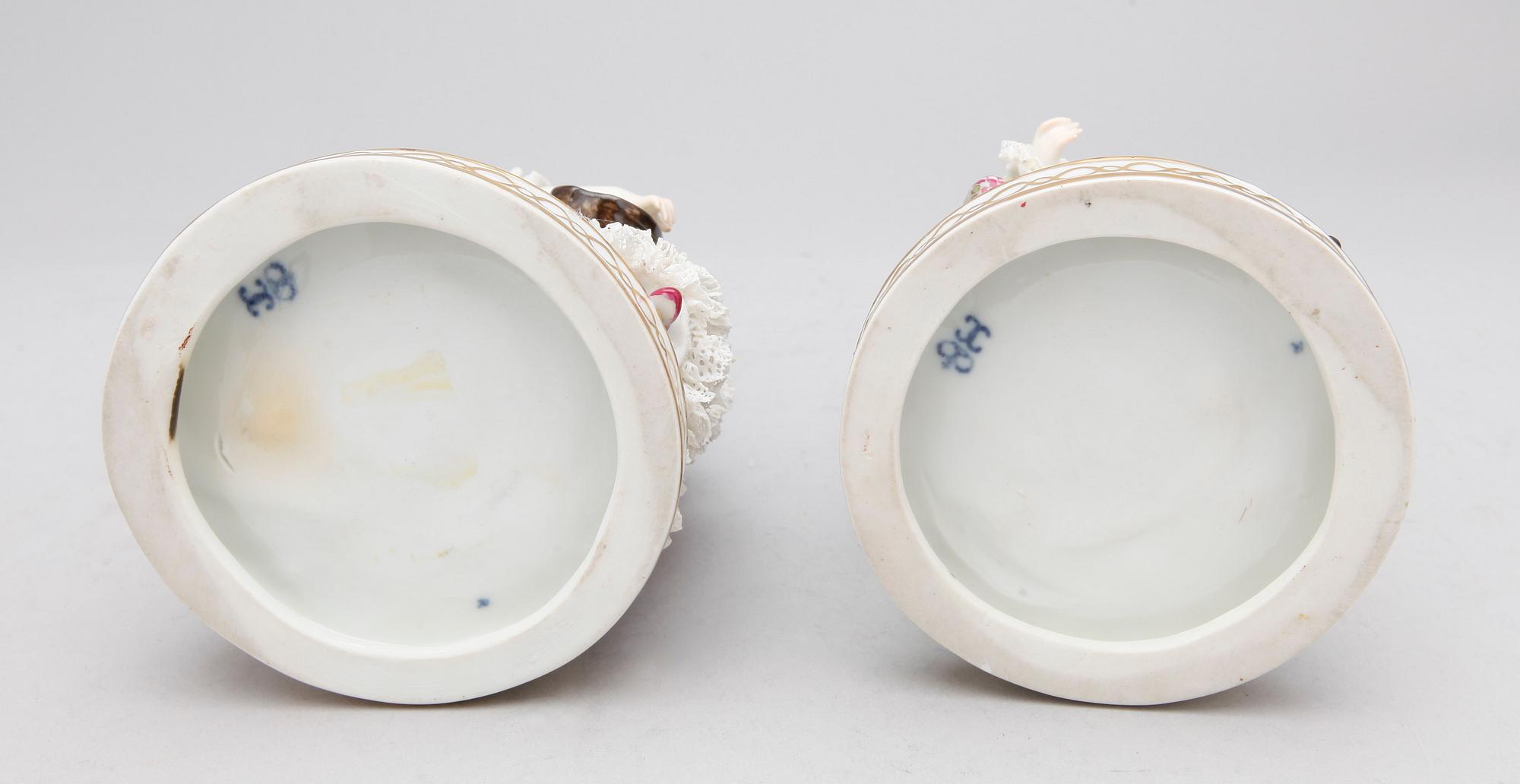 FIGURINER, ett par. porslin, 1900-talets första hälft.