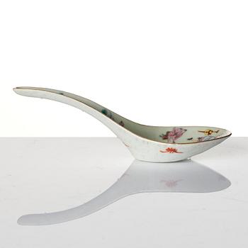 A Chinese porcelain dish and a spoon, late Qing dynasty / around 1900.