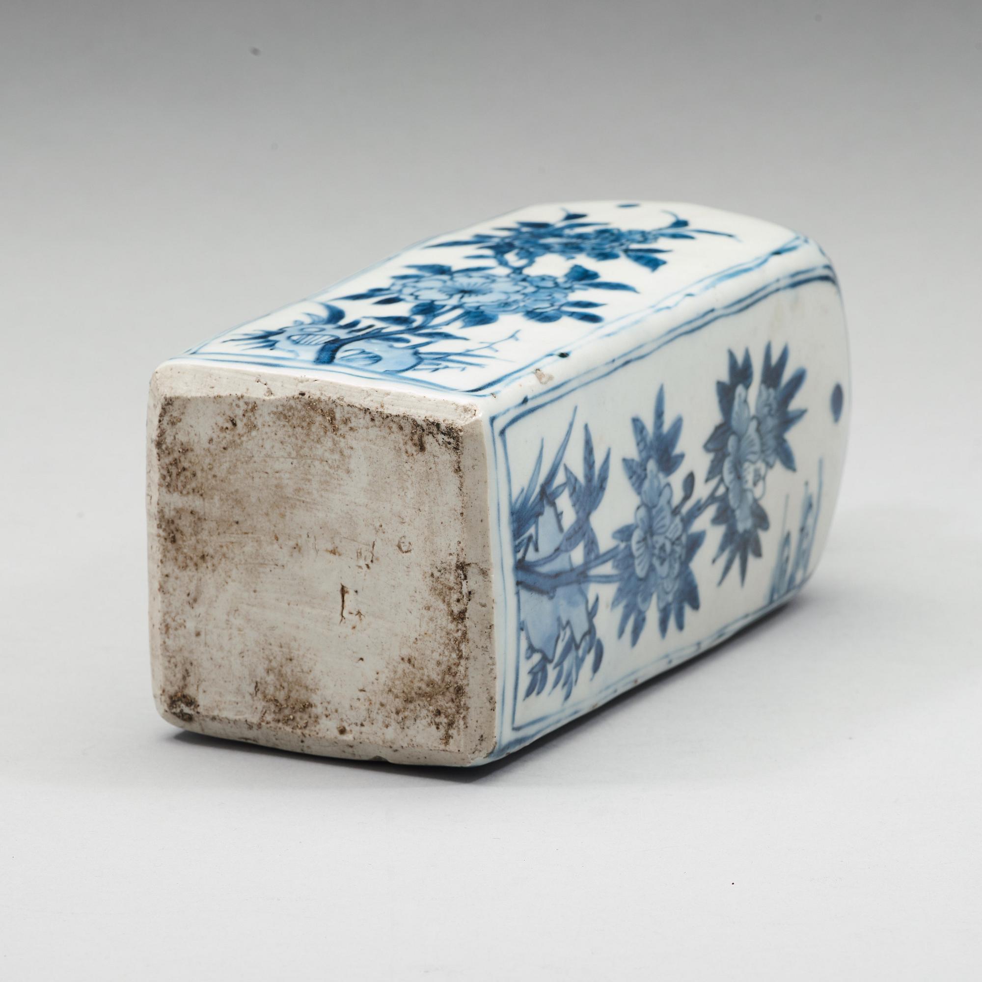 A blue and white bottle flask, Ming dynasty, Wanli (1572-1620).