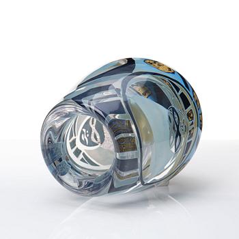 Hanne Dreutler, 'Il Capitano', a 'guldgraal' glass vase, Studio Åhus, Sweden  nr 122, ed 1/20, 1989.