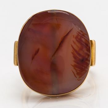 Oskar Pihl, An 18K gold ring with an agate. A Tillander, Helsinki 1945.