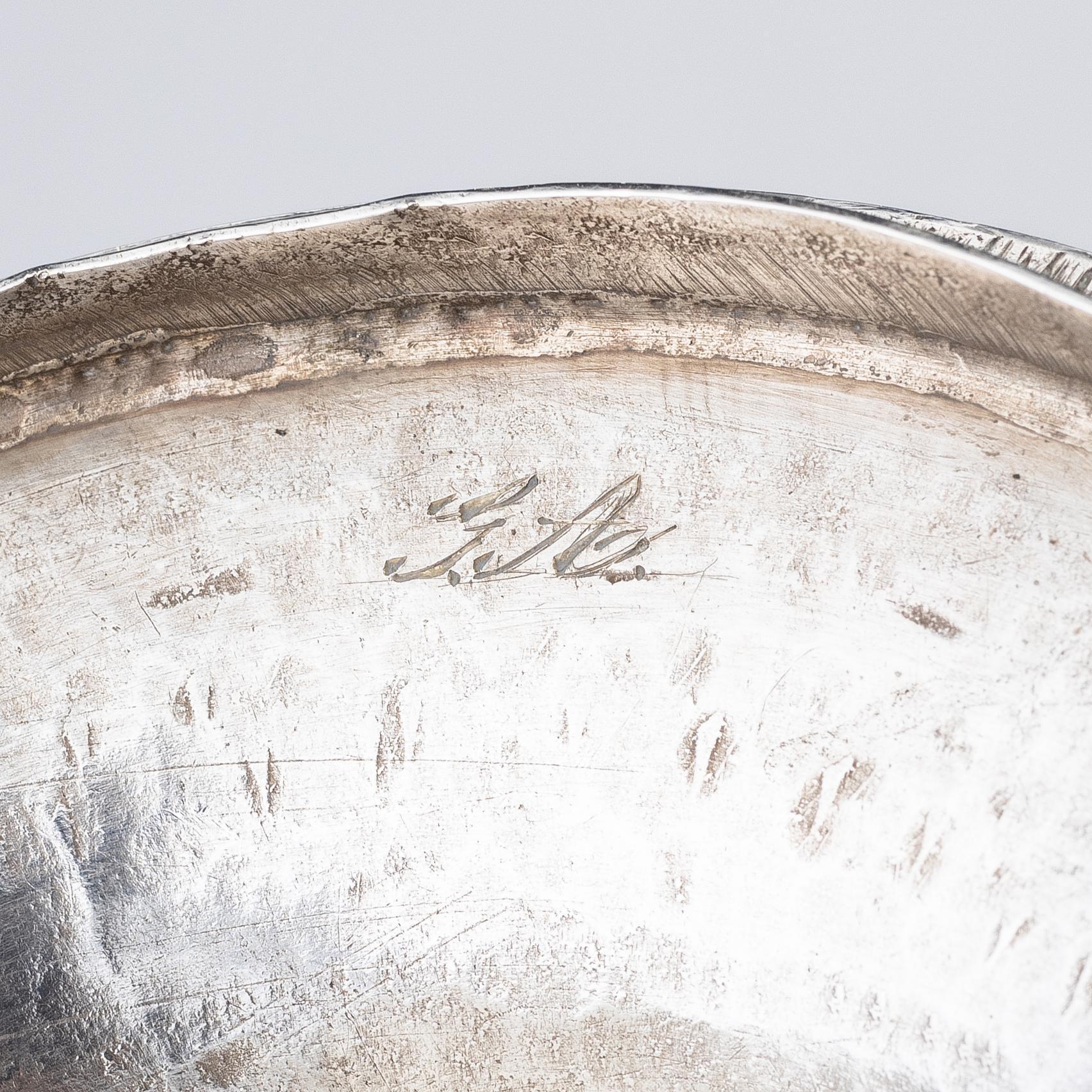 Abraham Hamnqvist, sockerskål med lock, silver, Åmål 1819, och strösked, Bengt Hallberg, Karlstad (1825-1830 (39)).