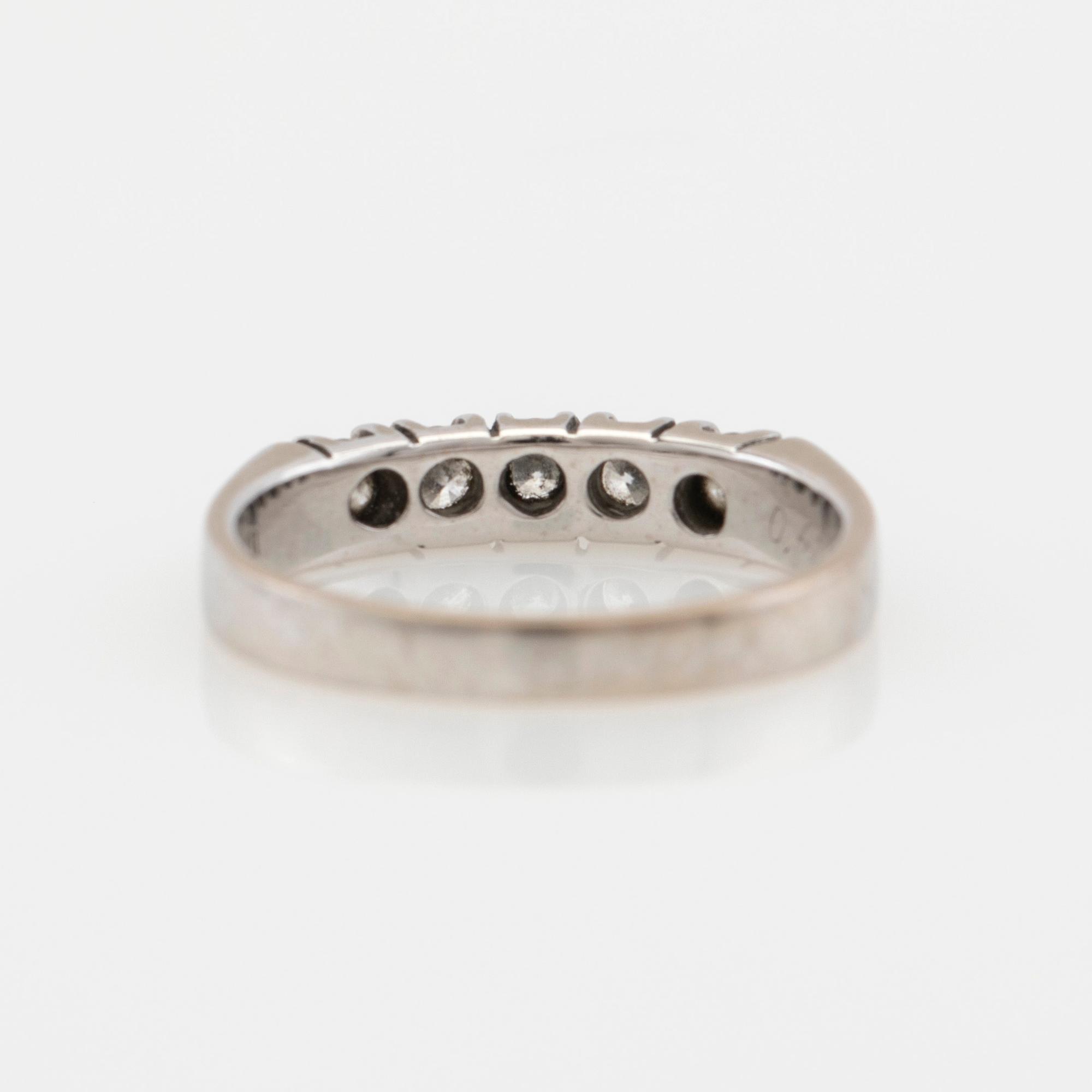 Ring, 18K white gold with brilliant-cut diamonds.