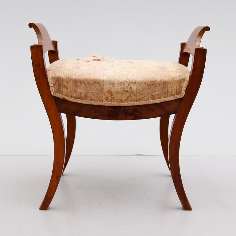 TABURETT, Karl Johan, 1800-talets mitt.