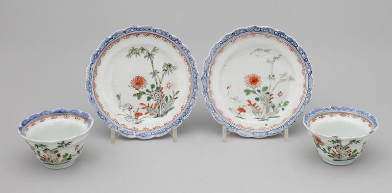 KOPPAR MED FAT, ett par, porslin, Qianlong, Kina 1700-tal.