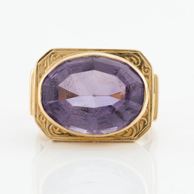 Ring  18K guld med fasettslipad ametist.