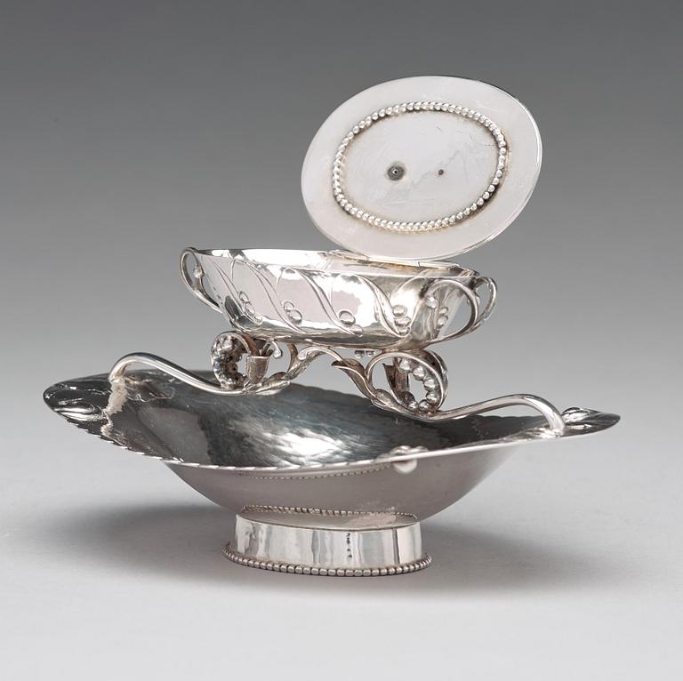 Georg Jensen, a bowl with cover on stand, Copenhagen 1919, design nr 81, 830/1000 silver.