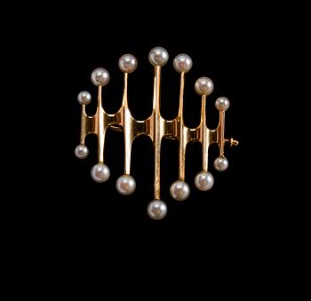 BROSCH, 18 k guld besatt med odlade pärlor, Gustav Dahhlgren & Co, Malmö, 1966. Vikt 6 gram.