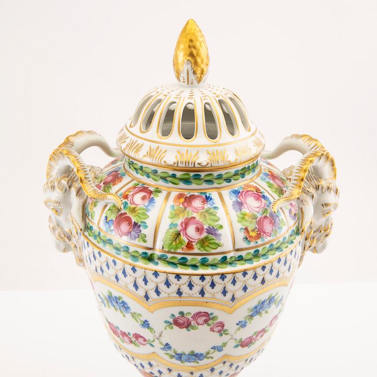 Potpourri urn Dresden, porcelain from the second half of the 20th century.