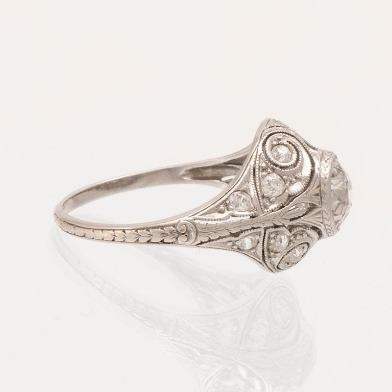 Ring in platinum with old-cut diamonds.