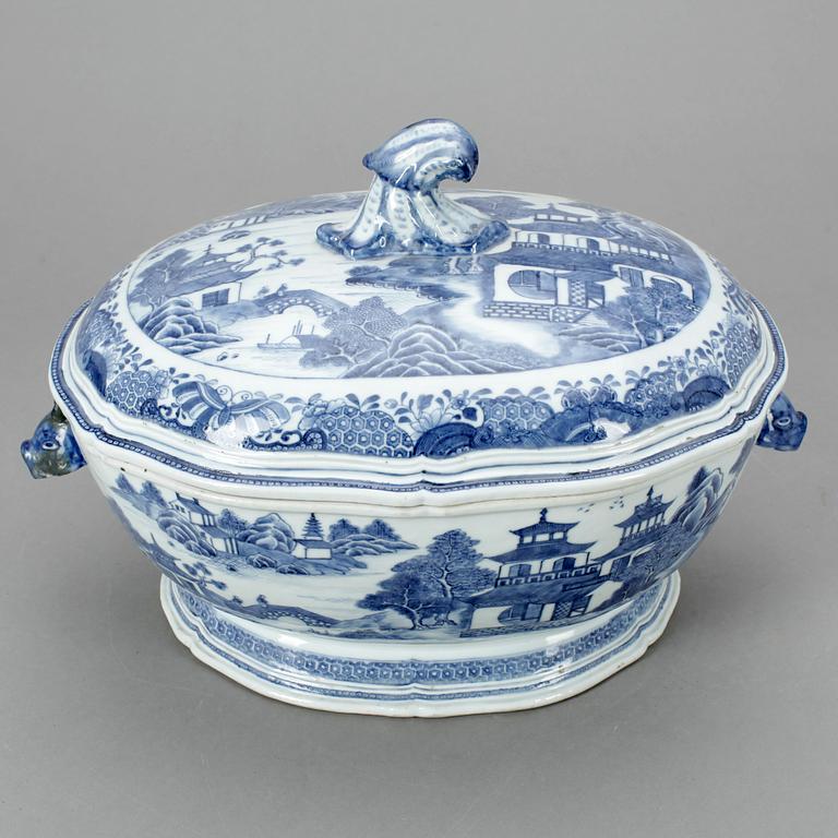 TERRIN MED LOCK, porslin, Kina, 1700-tal.