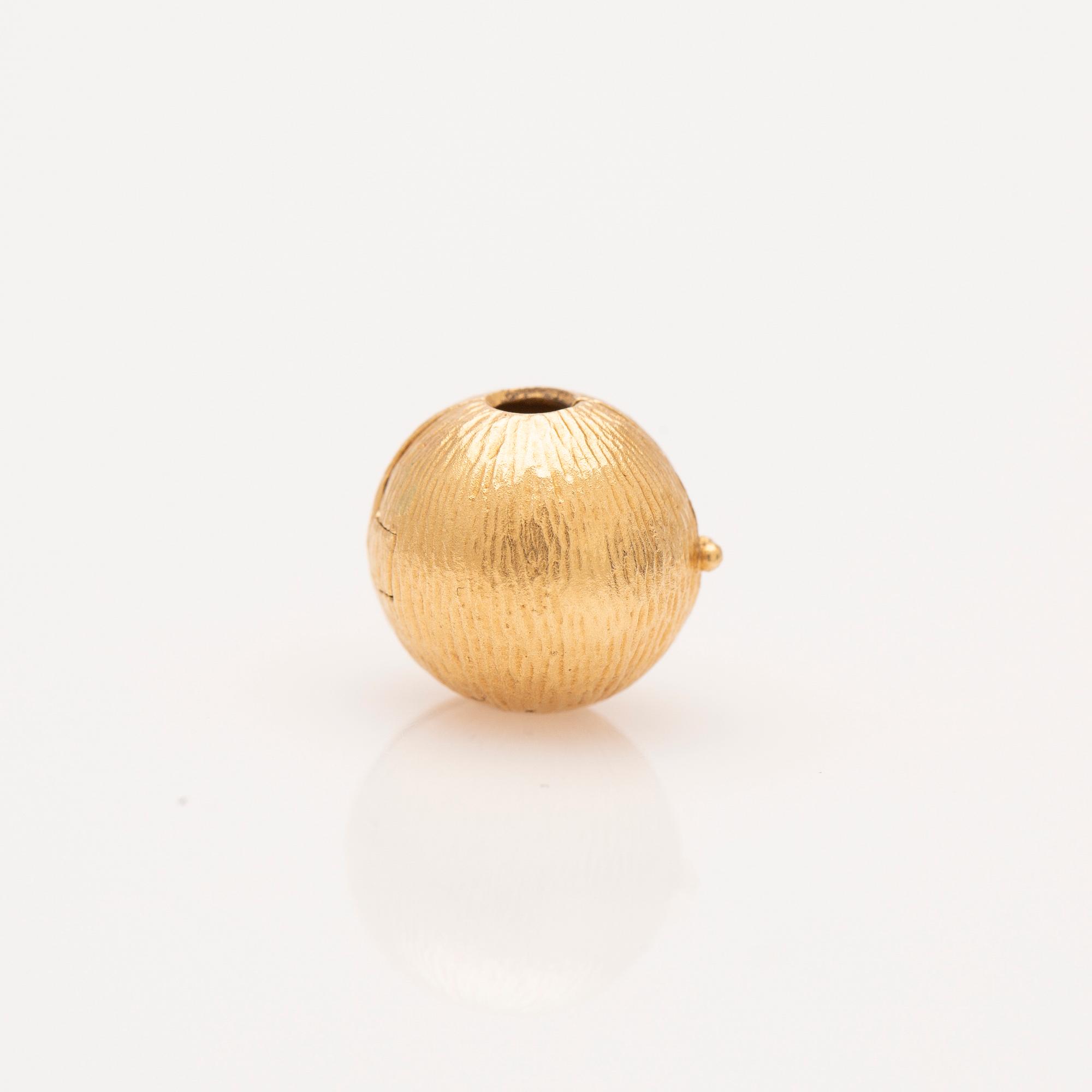 Ole Lynggaard, pendant 18K gold, with two stone collets with prongs, lapis lazuli and glass.