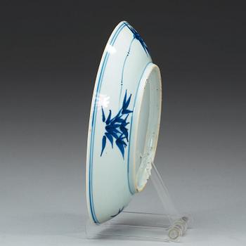 A blue and white dish, Qing dynasty, Kangxi (1662-1722).