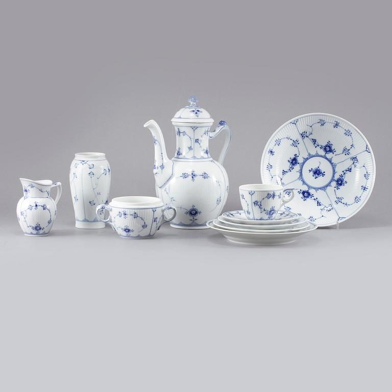 SERVISPORSLIN, 24 delar, porslin, "Musselmalet", Royal Copenhagen, 1900-talets andra hälft.