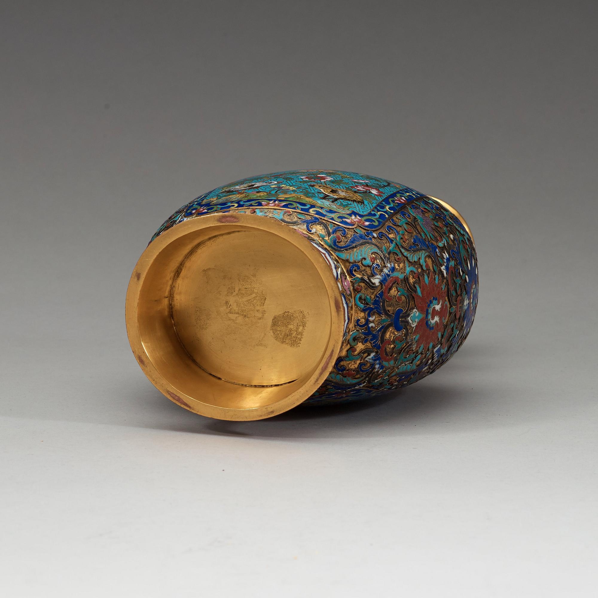 VAS, cloisonné. Qingdynastin, 1800-tal.