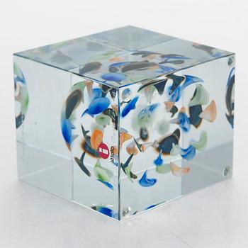 Oiva Toikka, annual glass cube, signed Oiva Toikka Nuutajärvi 2005, numbered 456/2000.