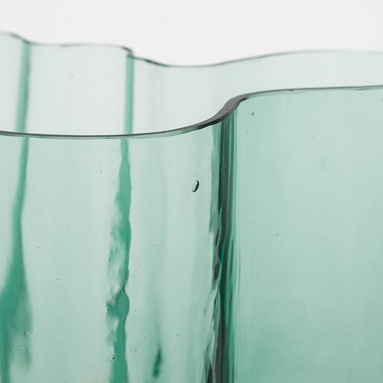 Alvar Aalto, A '9750' vase Karhula Glassworks in production 1937-1949.