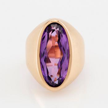 Ring 18K gold with a purple synthetic sapphire.