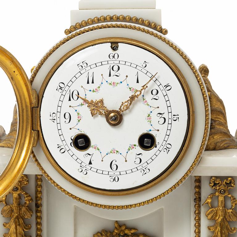 A Louis XVI-style mantle clock, around 1900.