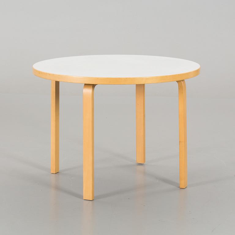 A TABLE AND FOUR CHAIRS DESIGNED BY ALVAR AALTO FOR ARTEK.